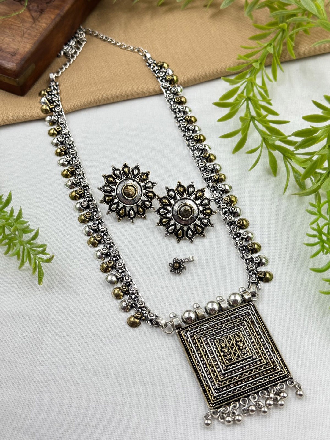 

NAMAN ARTS Nimita Dual Tone Gold Plated Oxidised Jewellery Set