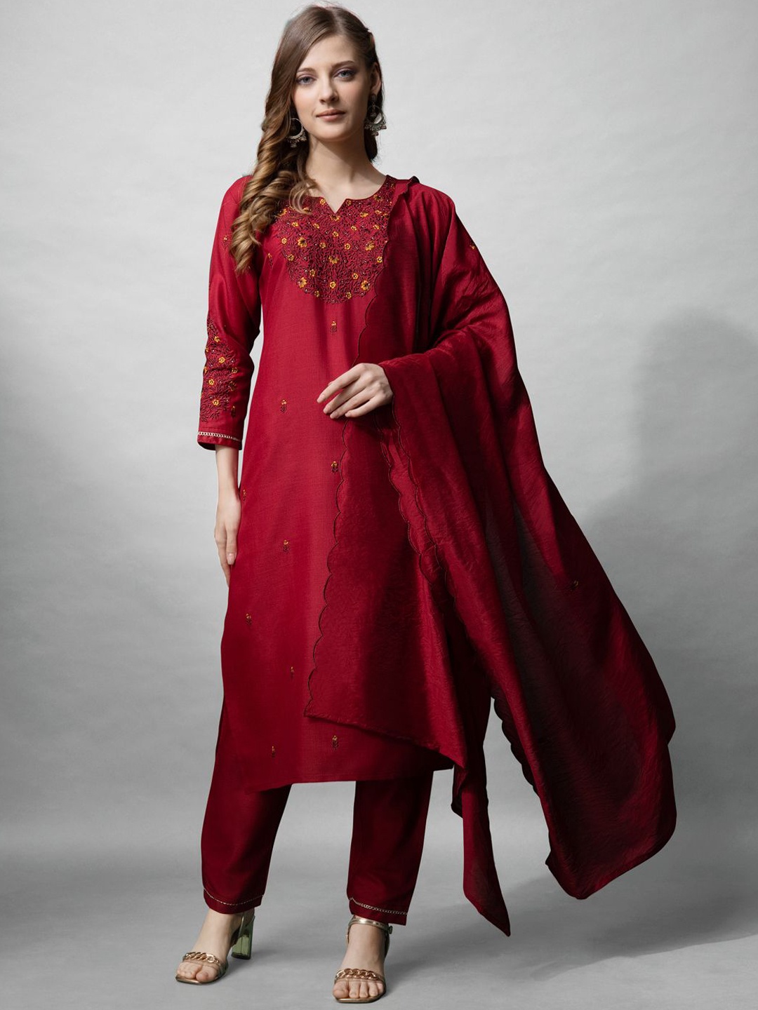 

Riddhi Textile Hub Women Floral Embroidered Regular Kurti with Churidar & With Dupatta, Maroon