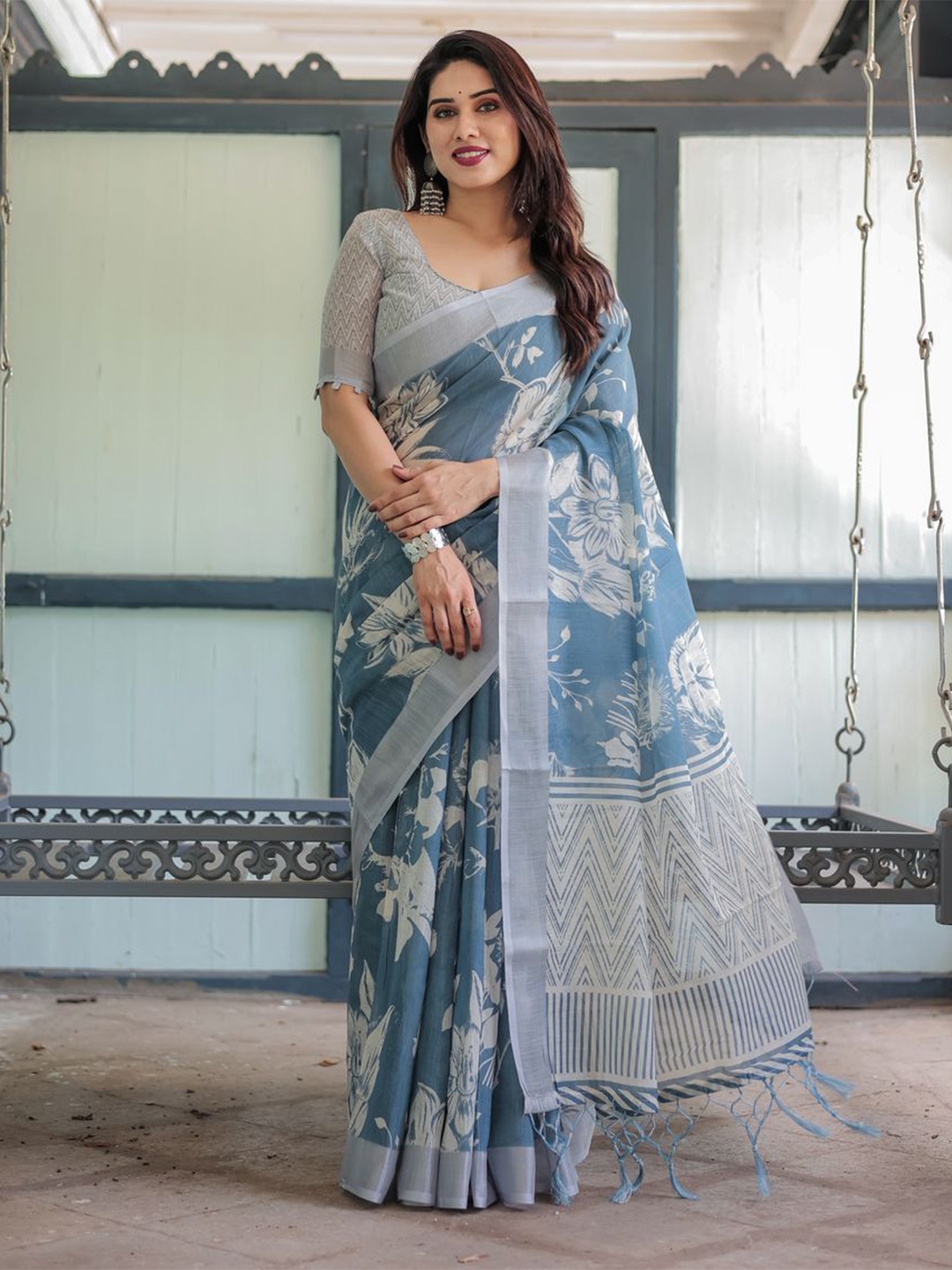 

VEERAX Floral Zari Pure Linen Saree, Blue