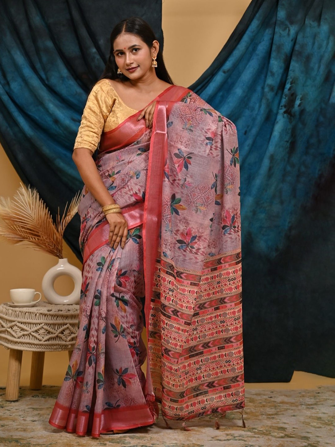 

DIVASTRI Floral Banarasi Saree, Red