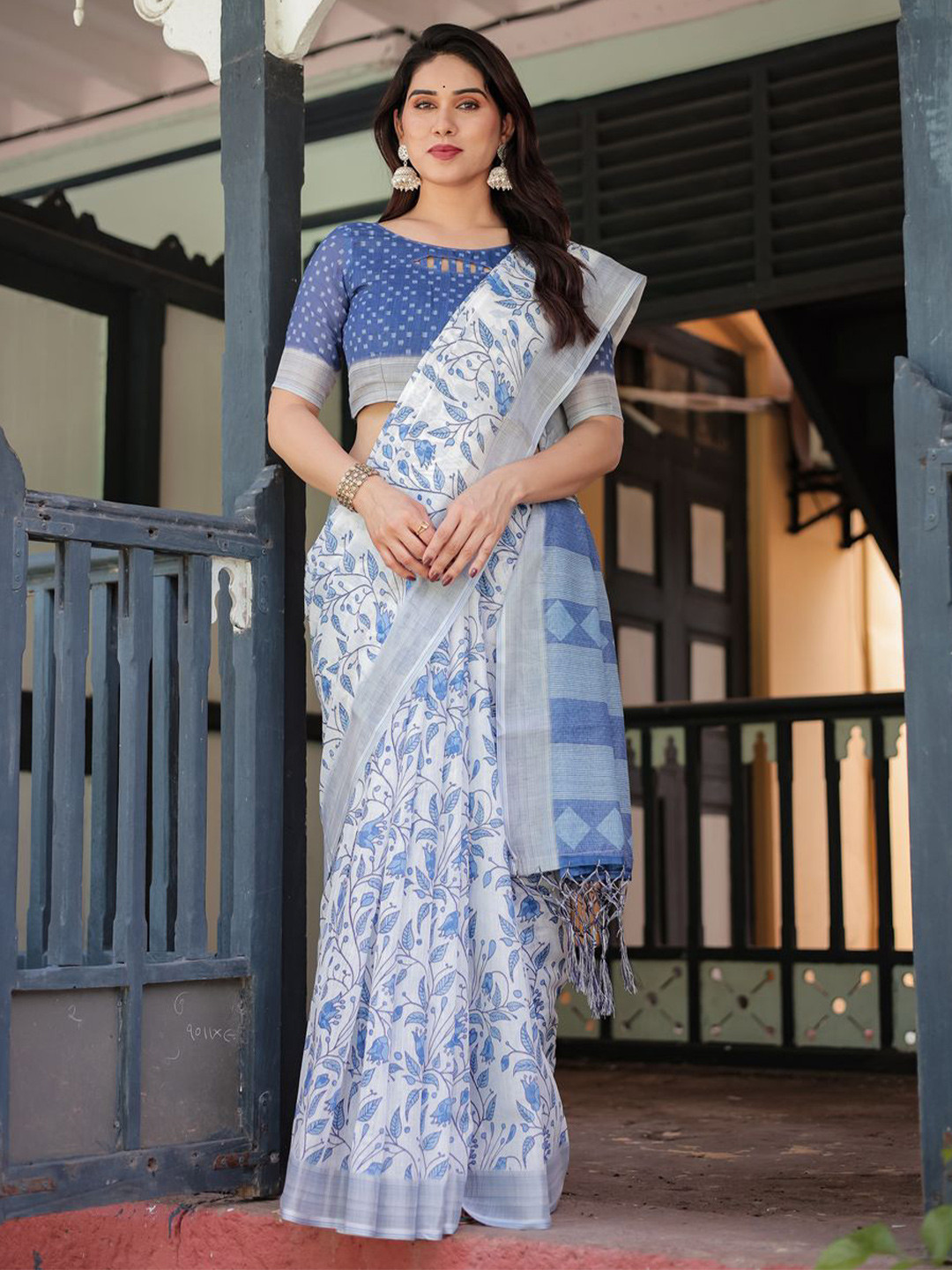 

VEERAX Ethnic Motifs Pure Linen Banarasi Saree, White