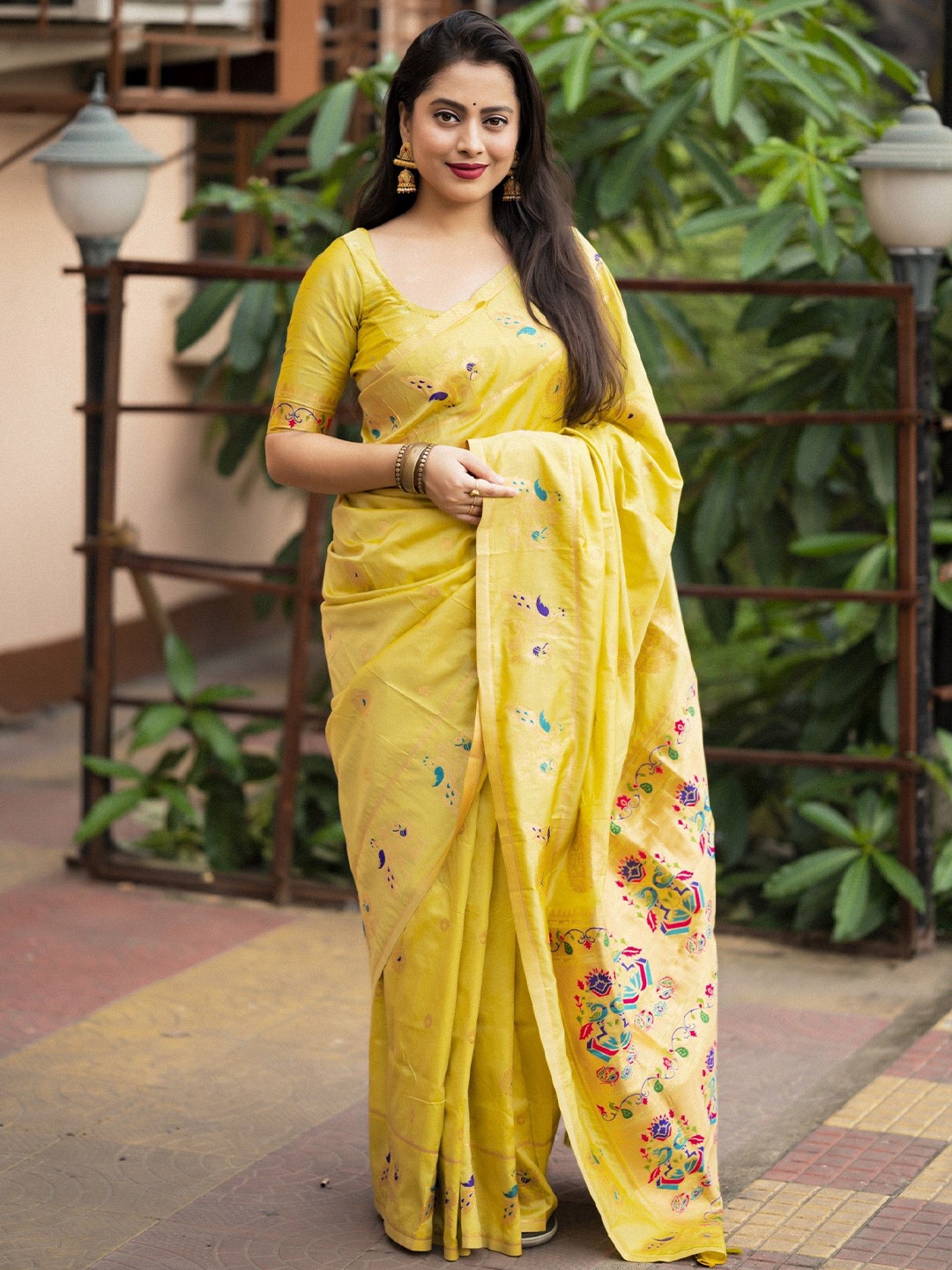 

Panzora Woven Design Zari Silk Blend Paithani Saree, Yellow