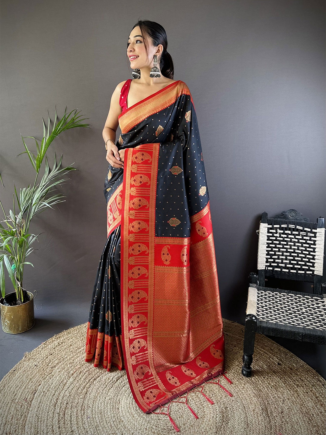 

Panzora Woven Design Zari Silk Blend Banarasi Saree With Unstitched Blouse Piece, Black