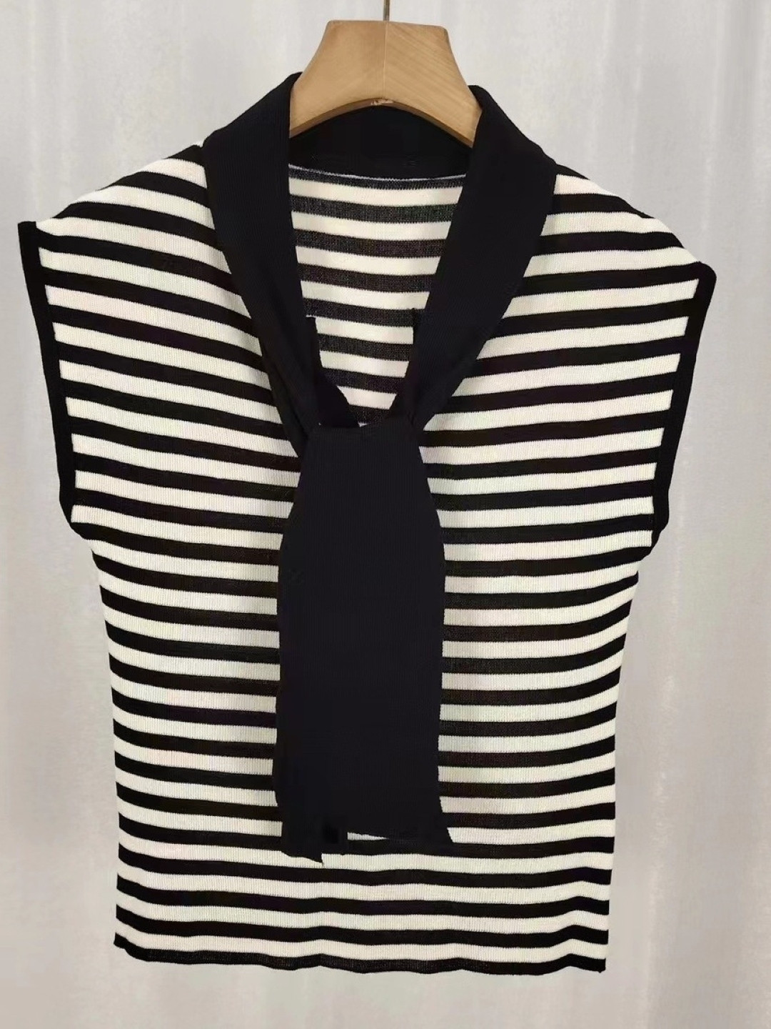 

KPOP Women Horizontal Striped V-Neck Short Sleeves Shirt Style Top, Black
