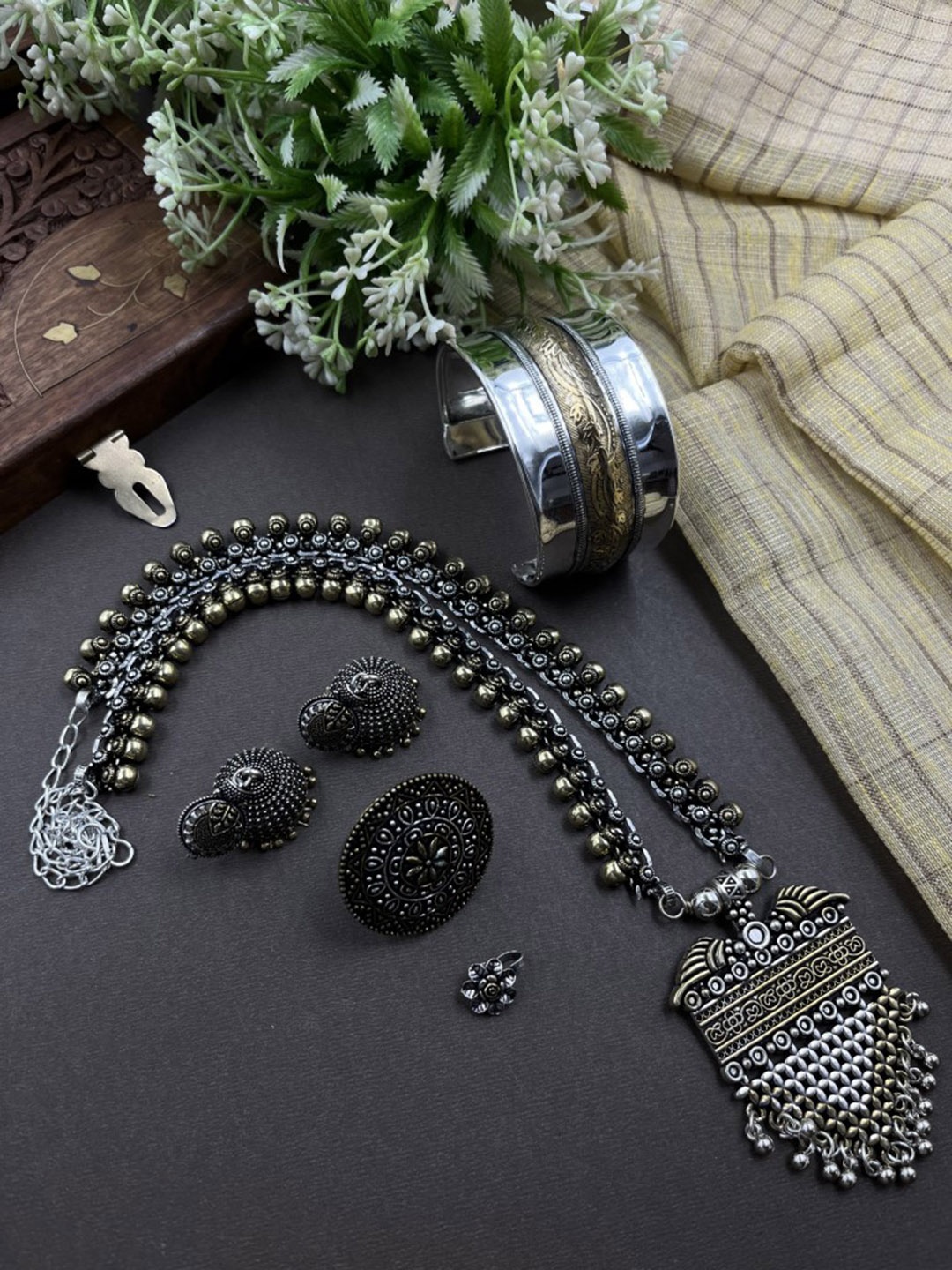 

NAMAN ARTS Amina Silver-Plated Oxidised Necklace Jewellery Set, Gold