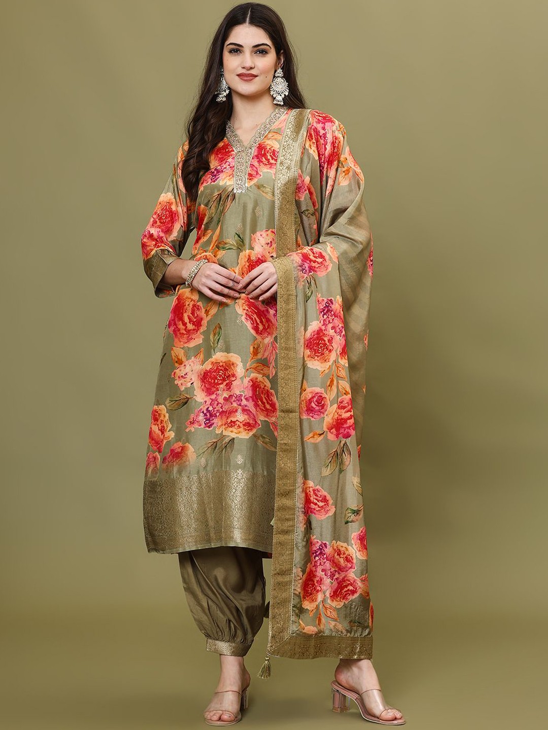

Meena Bazaar Women Floral Printed Regular Kurta with Trousers & With Dupatta, Green