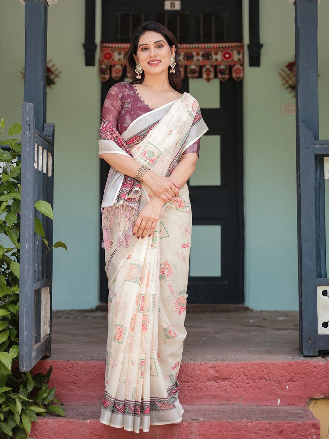 

VEERAX Geometric Printed Pure Linen Banarasi Saree, Beige
