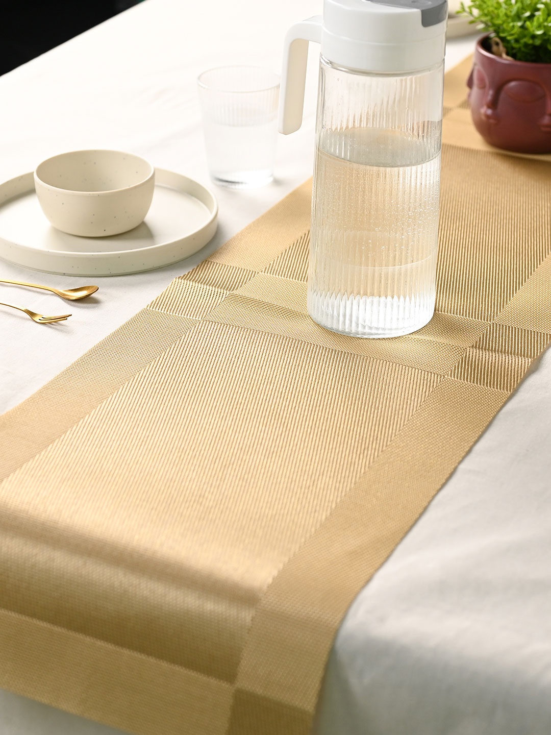 

MARKET99 Gold Toned Striped Rectangular Table Runners