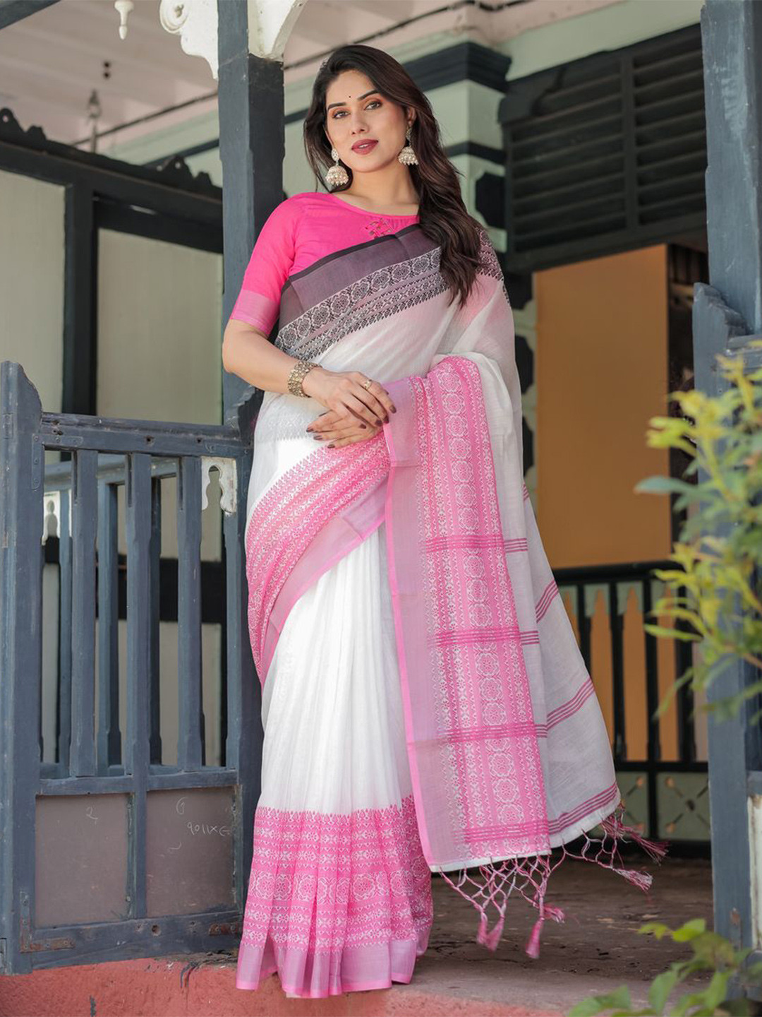 

VEERAX Floral Pure Linen Saree, White