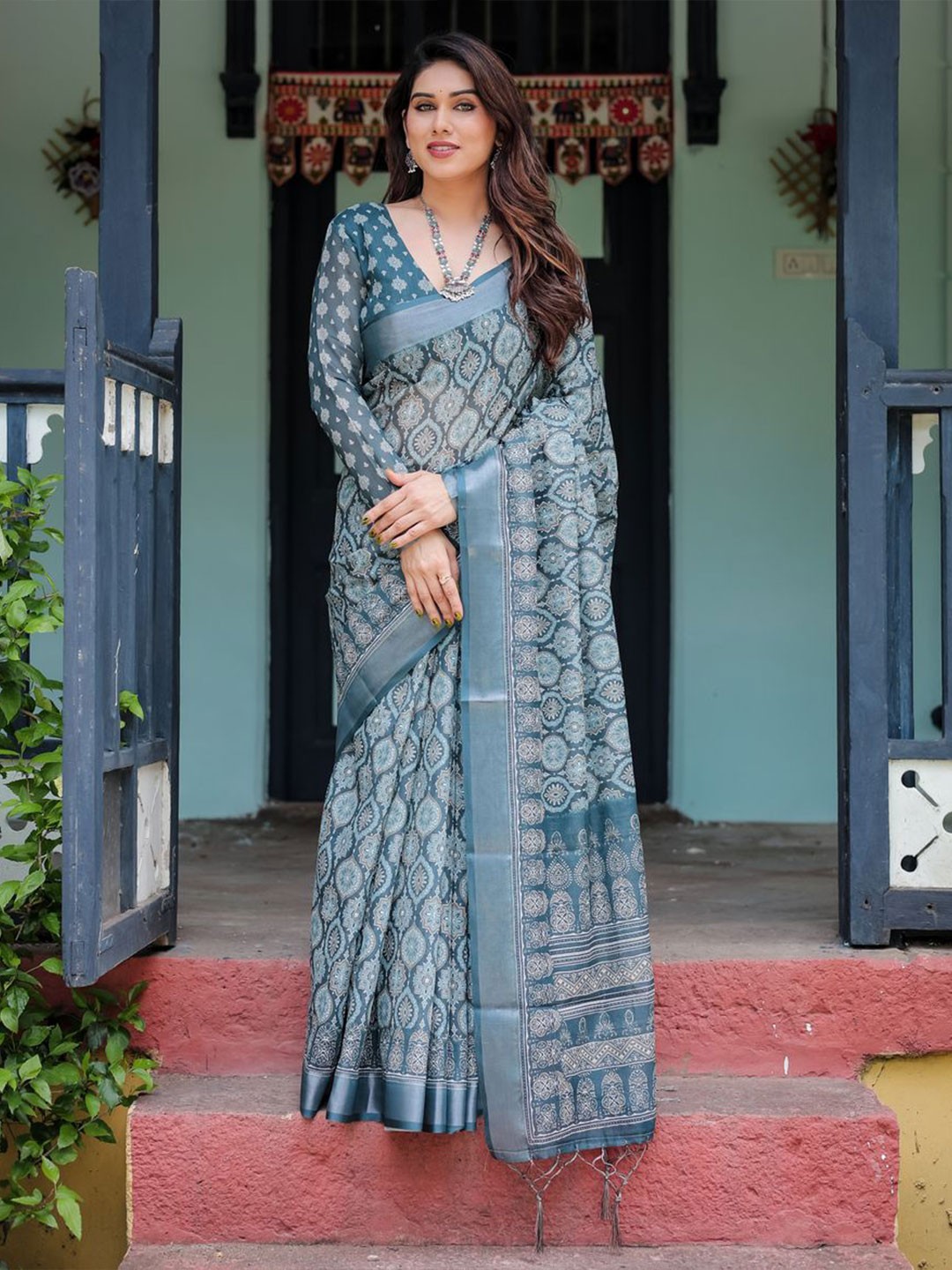 

VEERAX Floral Printed Pure Linen Saree, Navy blue