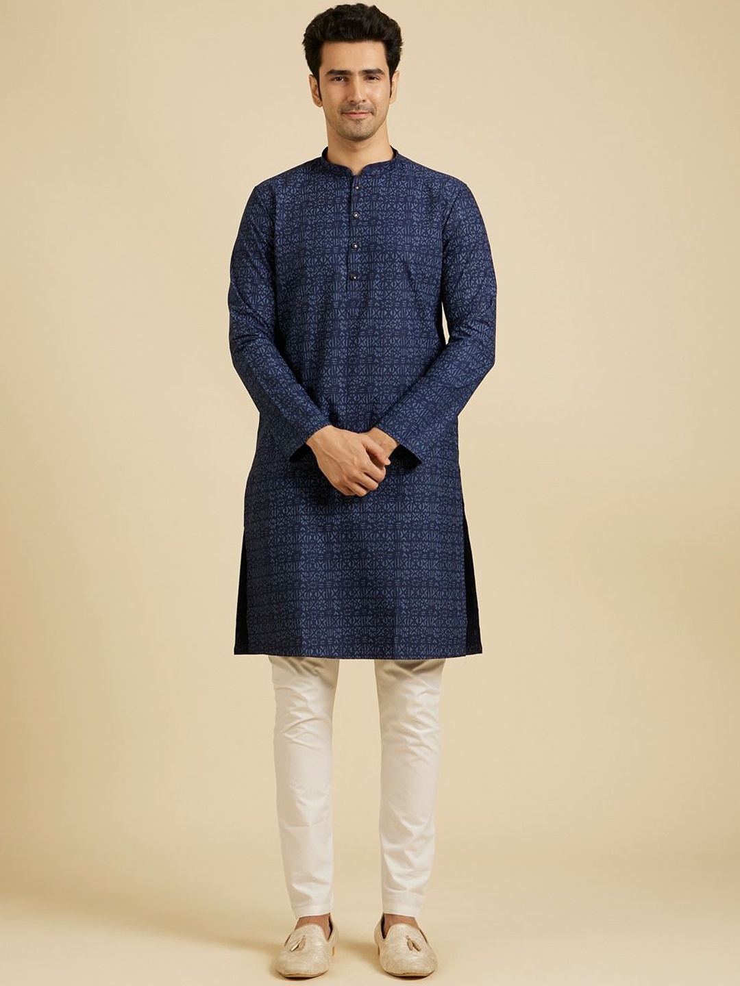 

Manyavar Men Geometric Printed Thread Work Kurta, Blue