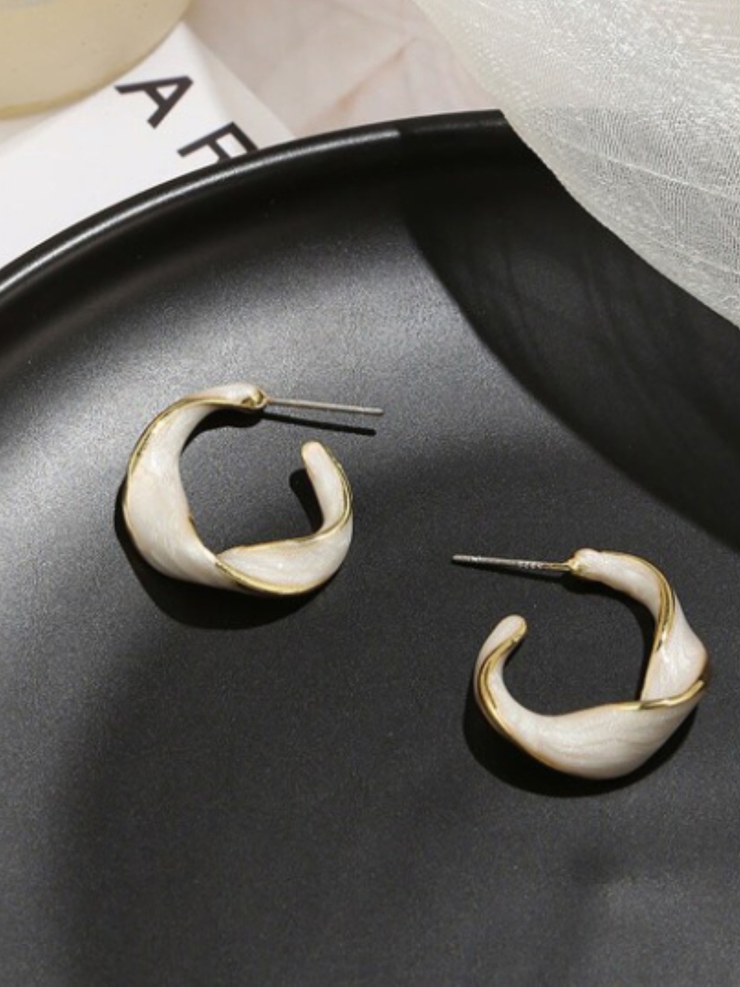 

SUBHAGALANKAR Circular Hoop Earrings, White