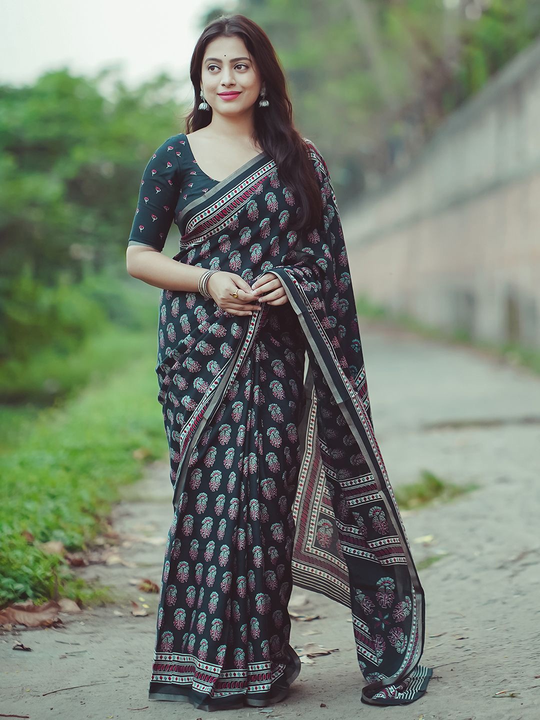 

Panzora Ethnic Motifs Saree, Black