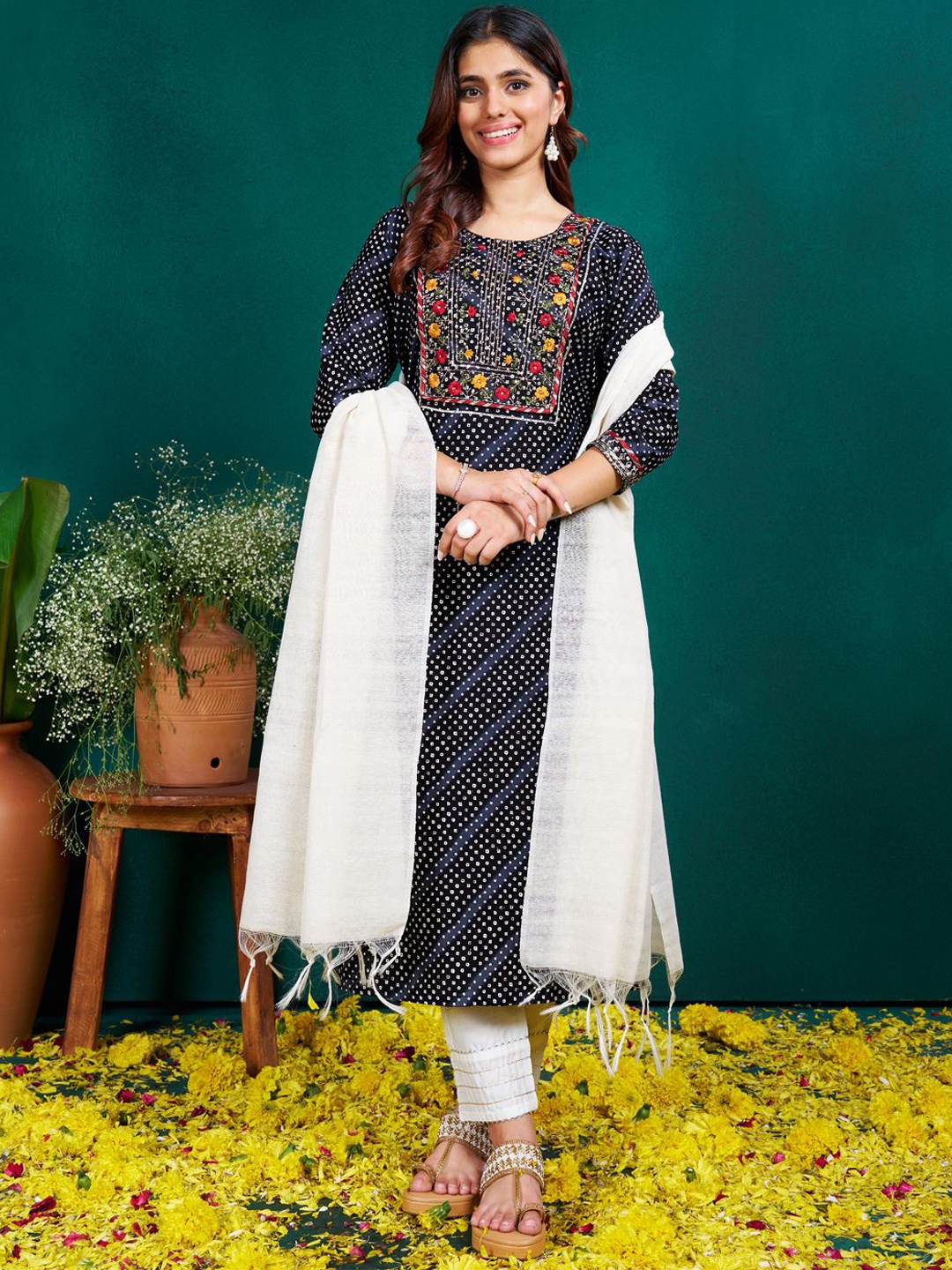 

KAYOMMI Women Bandhani Printed Regular Sequinned Kurta with Pyjamas & With Dupatta, Black