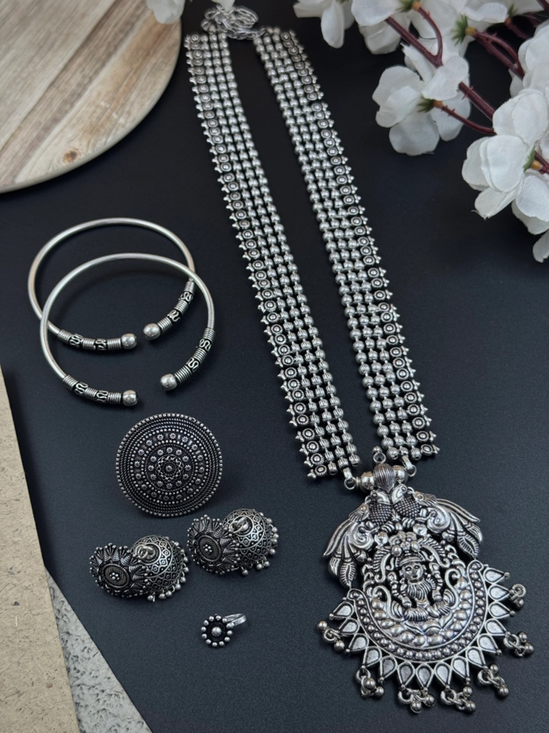 

NAMAN ARTS Silver-Plated Oxidised Necklace Jewellery Set