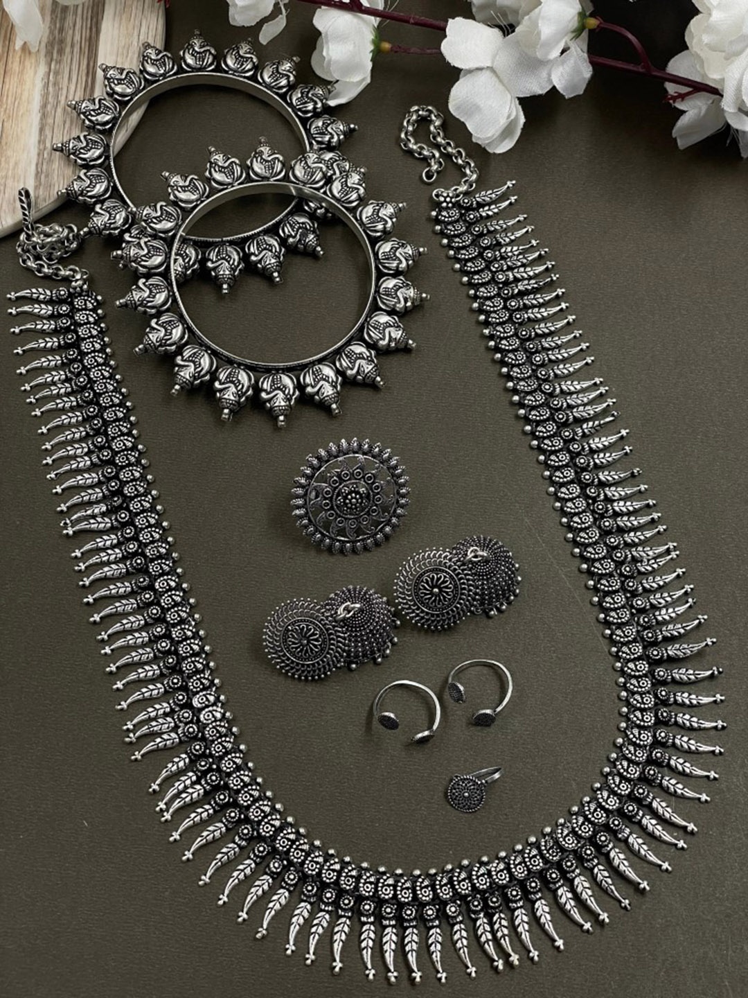 

NAMAN ARTS Silver-Plated Oxidised Necklace Jewellery Set