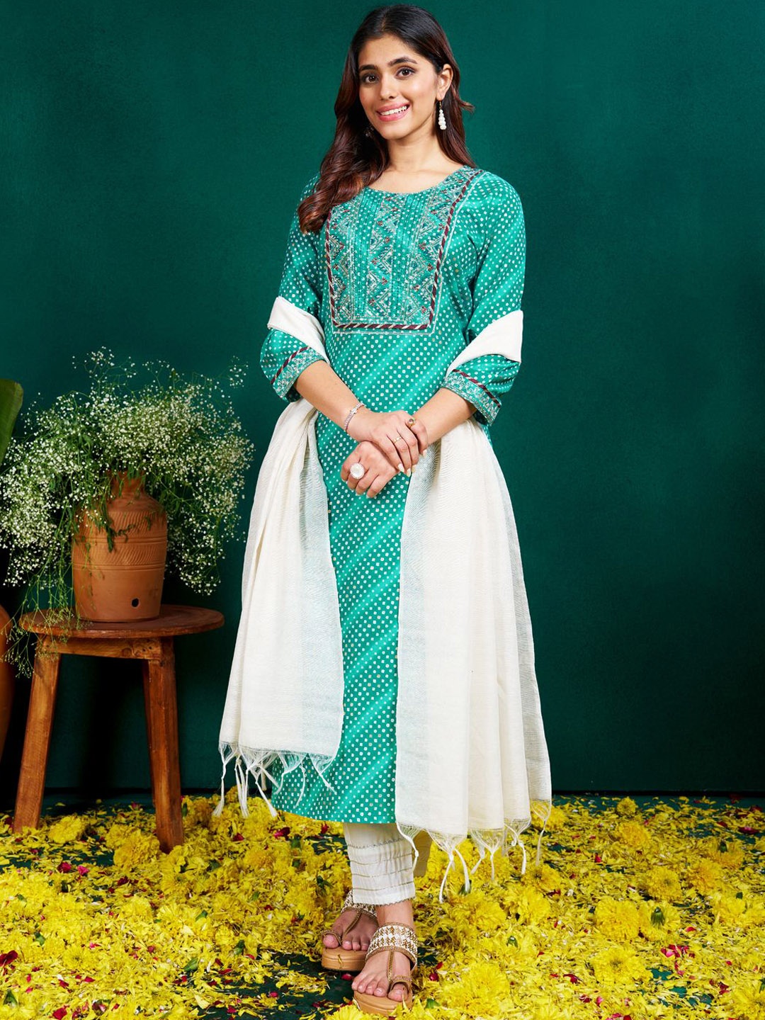 

KAYOMMI Women Bandhani Printed Regular Sequinned Kurta with Pyjamas & With Dupatta, Teal