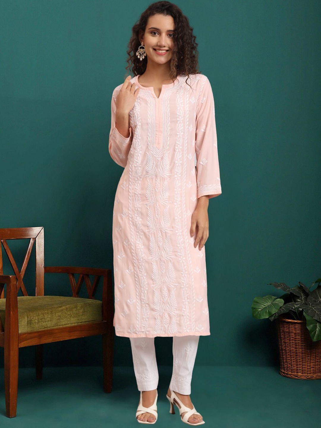 

PARAMOUNT CHIKAN Women Ethnic Motifs Embroidered Chikankari Floral Kurta, Peach