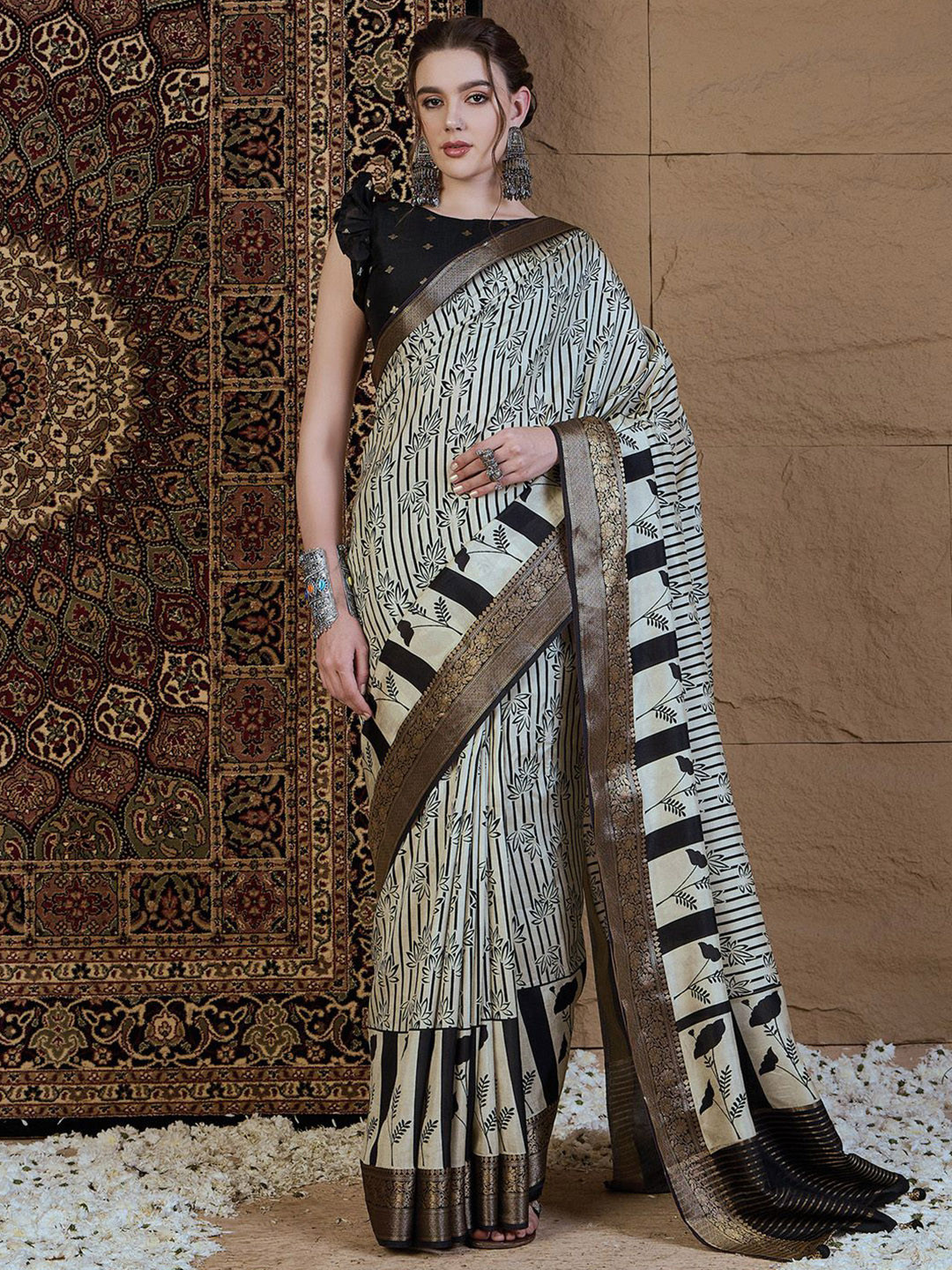 

Anouk Floral Zari Silk Blend Sungudi Saree, Off white