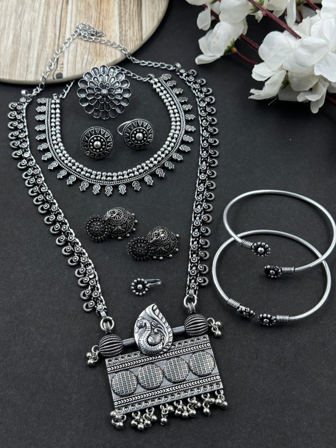 

NAMAN ARTS Silver-Plated Oxidised Necklace Jewellery Set