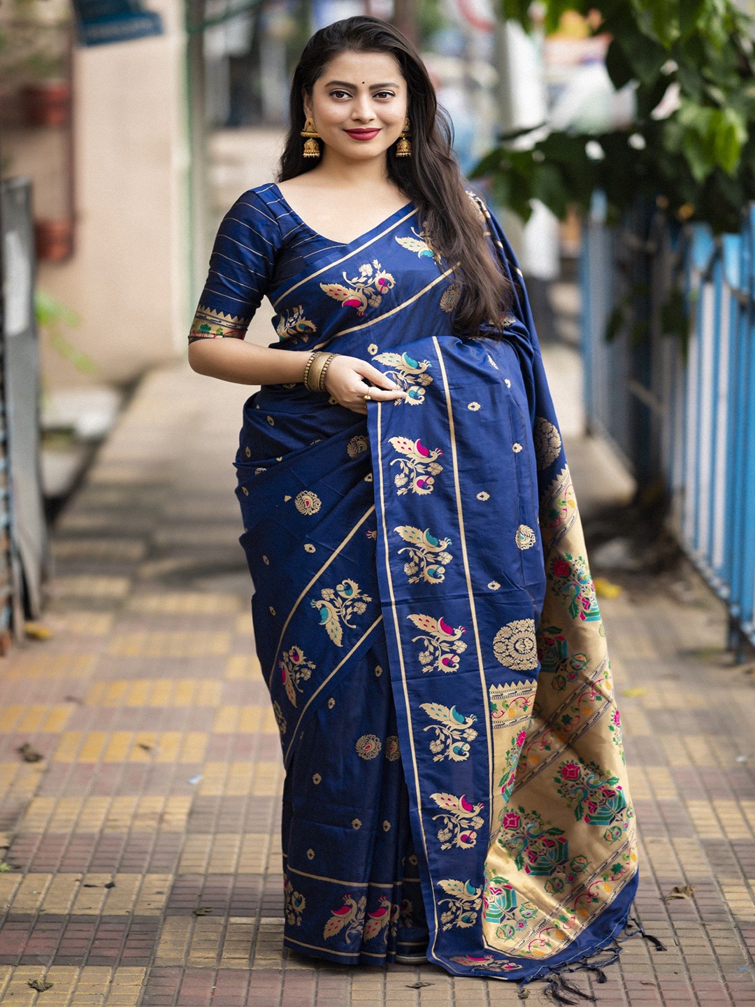 

Panzora Woven Design Zari Silk Blend Paithani Saree, Navy blue