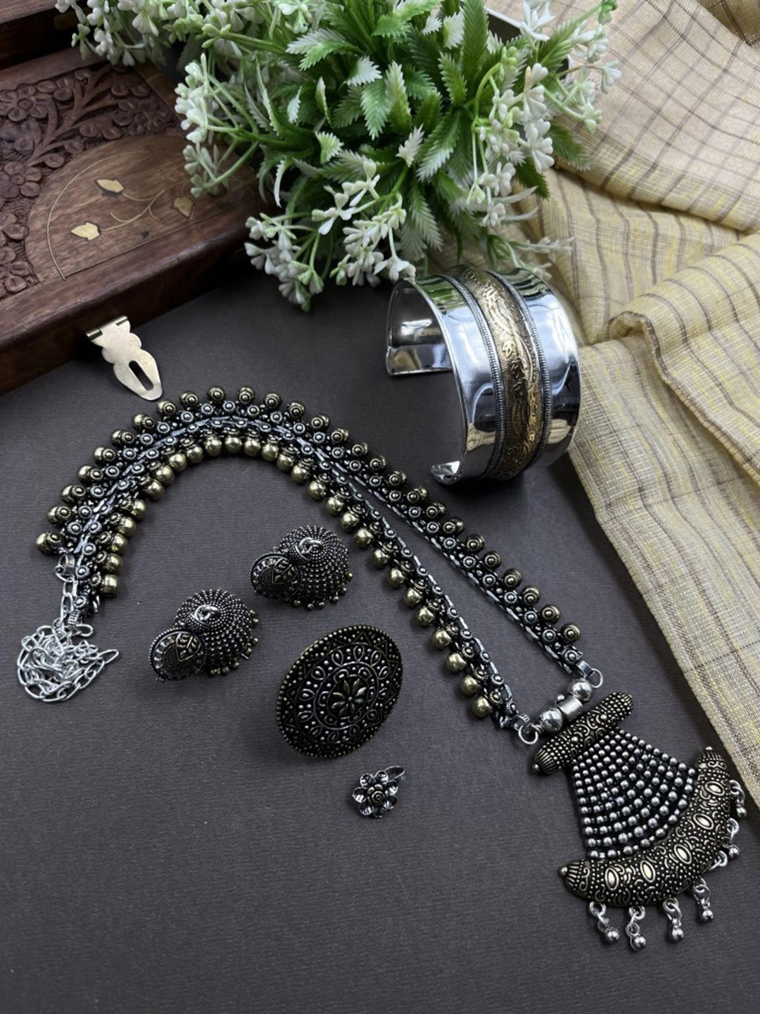 

NAMAN ARTS Amina Dual Tone Silver-Plated Oxidised Necklace Jewellery Set, Gold