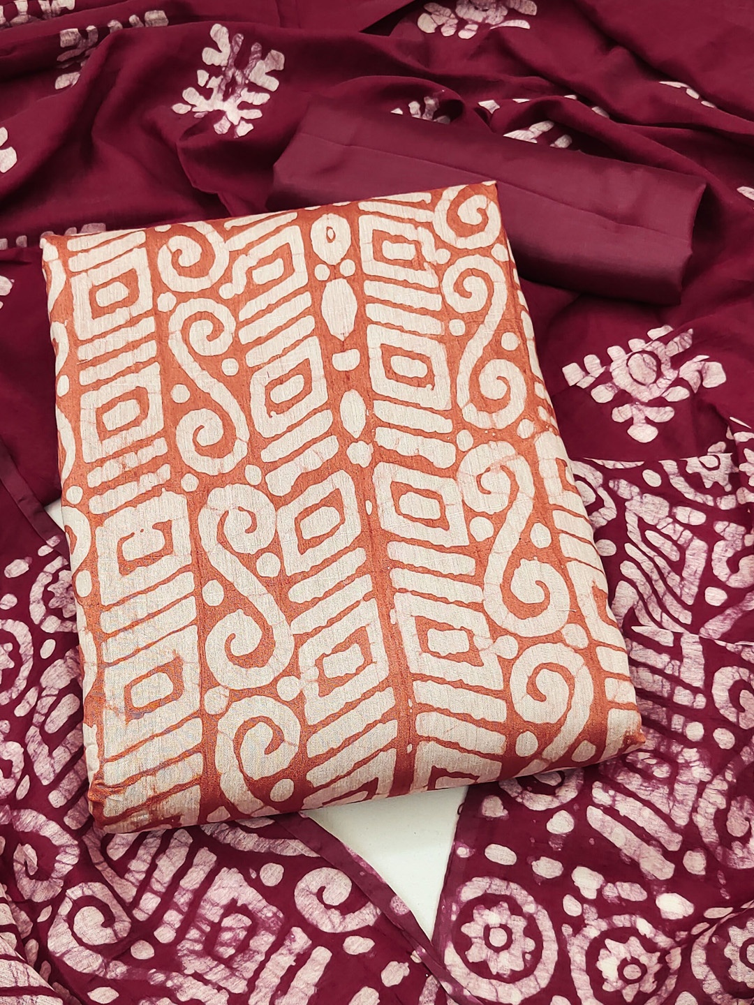 

Maroosh Printed Unstitched Dress Material, Peach