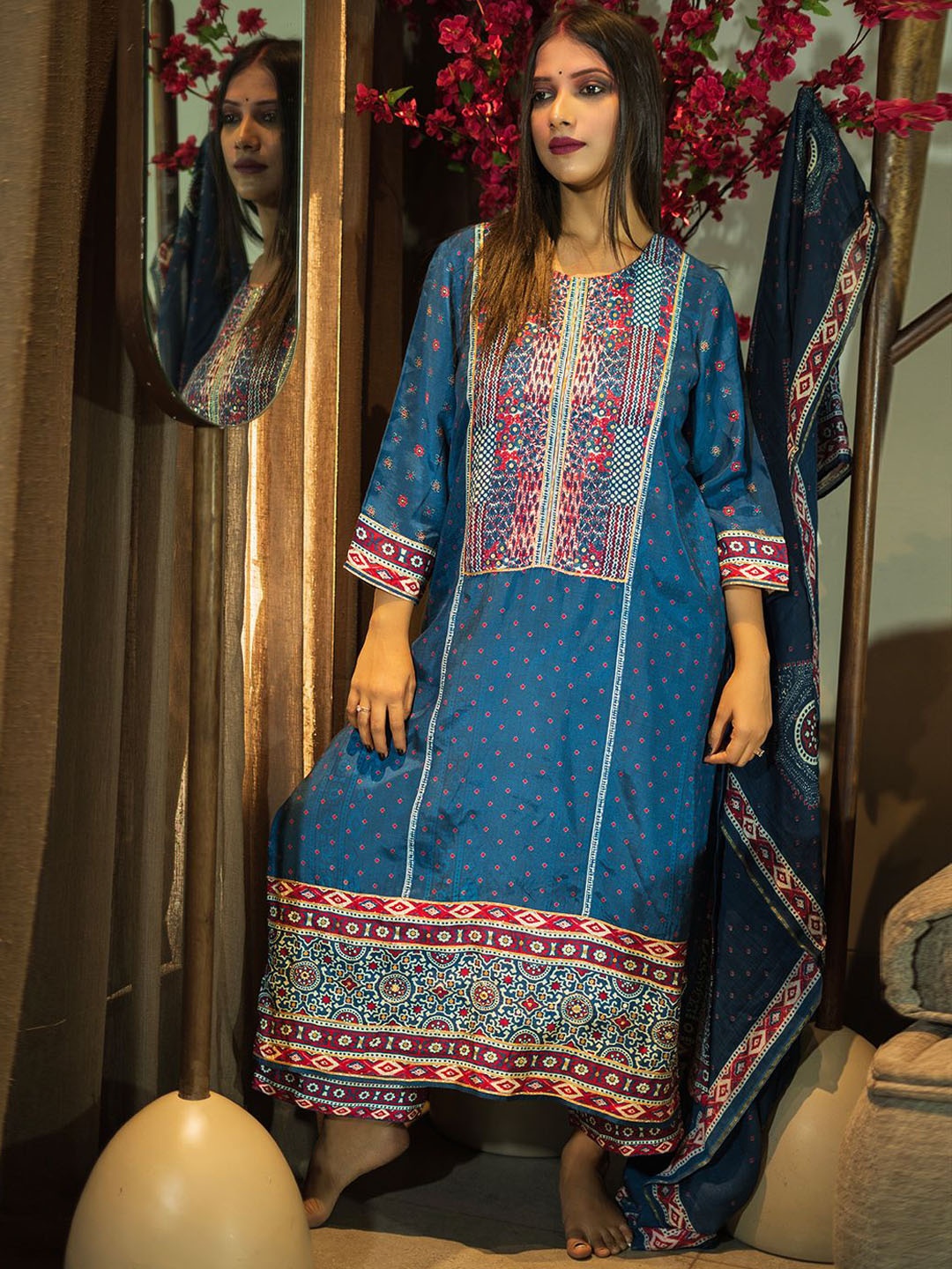 

EARTH O FAB Women Ethnic Motifs Printed Regular Gotta Patti Pure Silk Kurta with Palazzos & With Dupatta, Blue