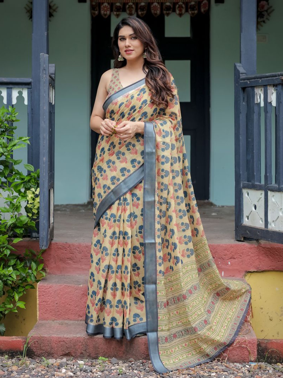 

VEERAX Floral Zari Pure Linen Banarasi Saree, Beige