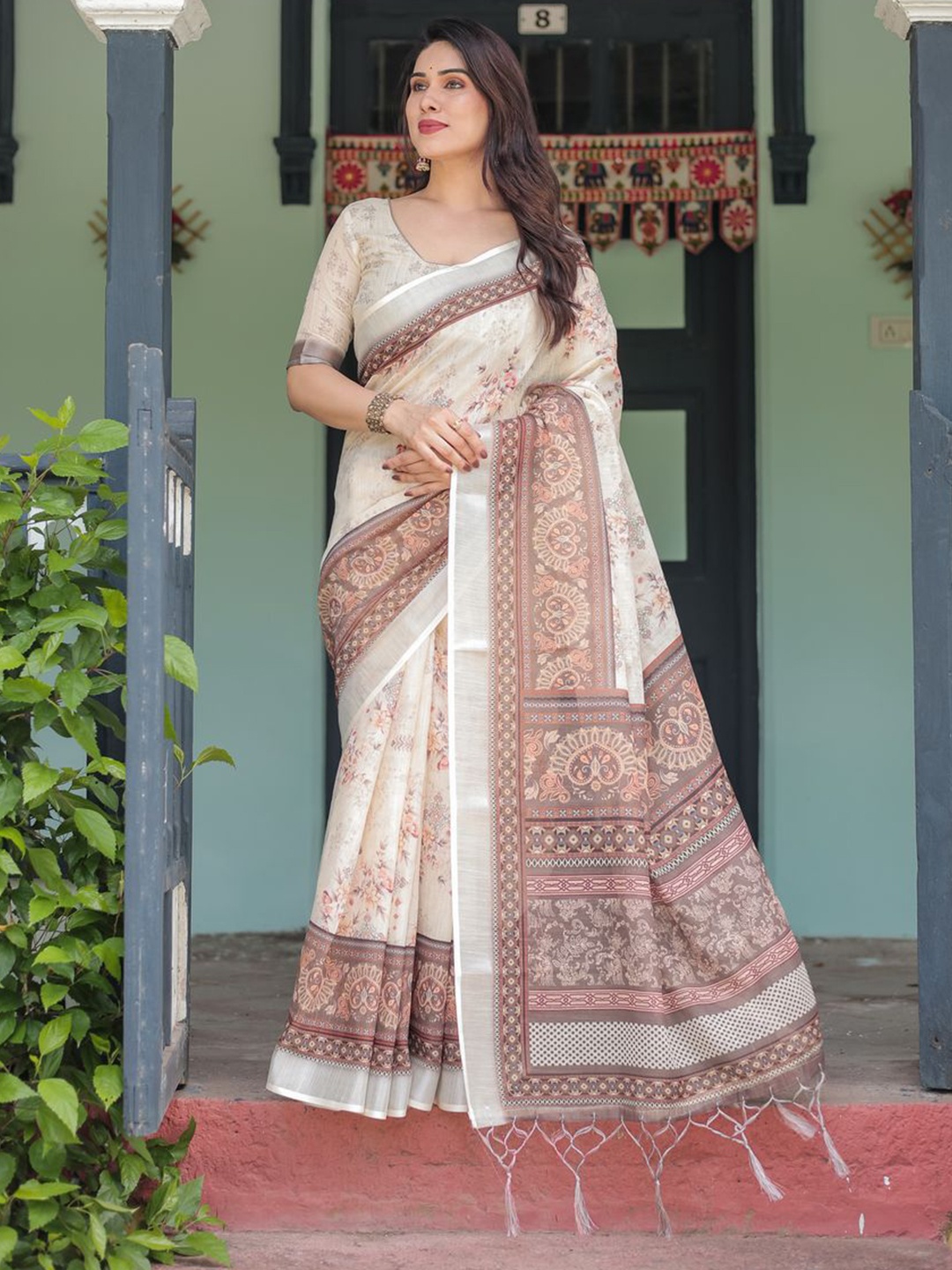 

VEERAX Floral Zari Pure Linen Saree, Cream