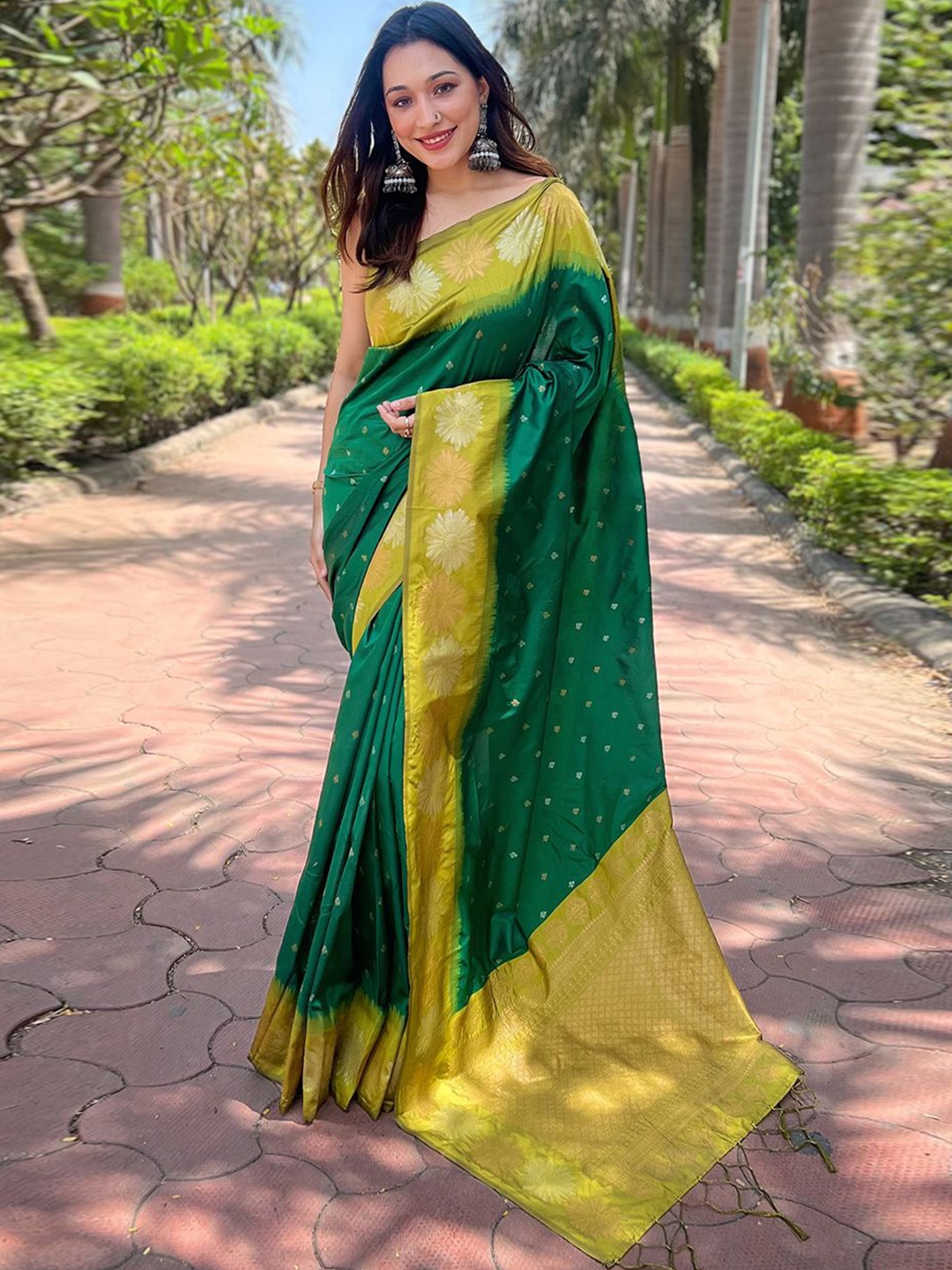 

DEVATITHI Woven Design Zari Silk Blend Banarasi Saree, Green