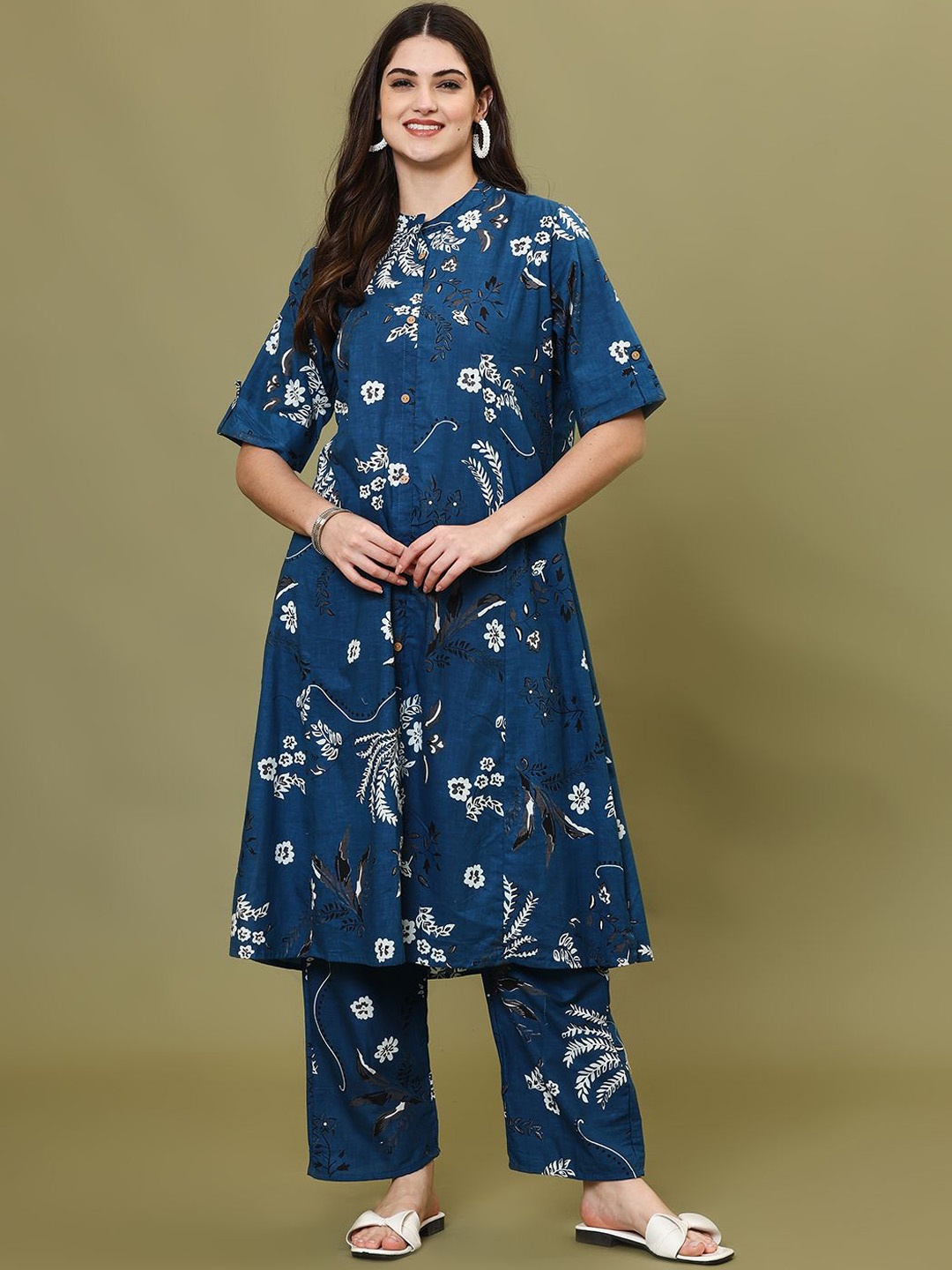 

Meena Bazaar Women Floral Printed Panelled Kurta with Trousers, Blue