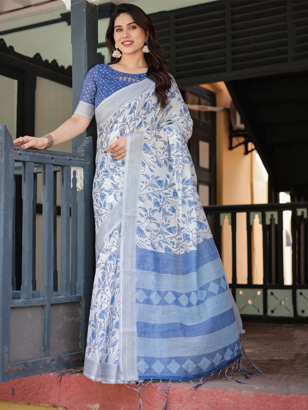 

VEERAX Floral Pure Linen Saree, White