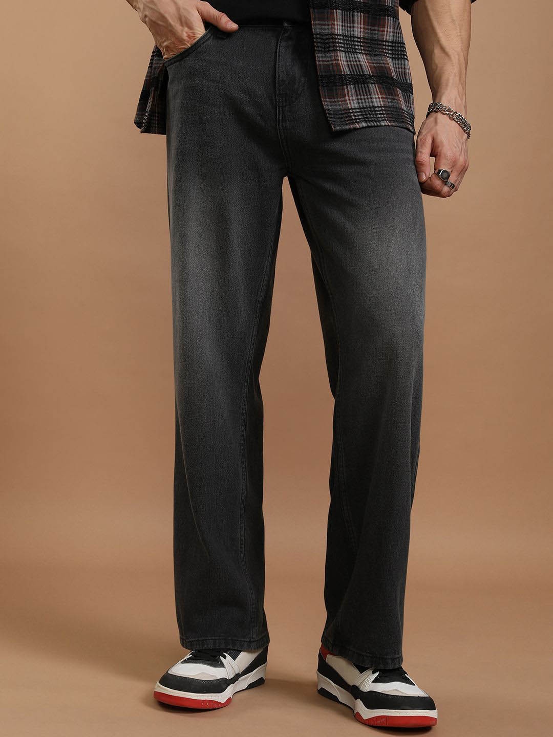 

HIGHLANDER Men Mid-Rise Light Fade Wide Leg Jeans, Charcoal