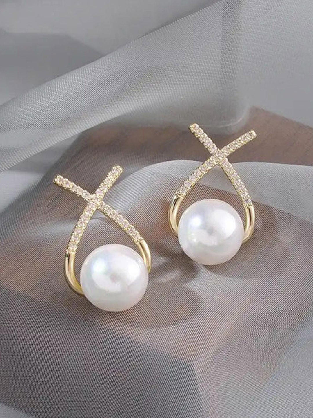 

PolluxCraft Floral Studs Earrings, White