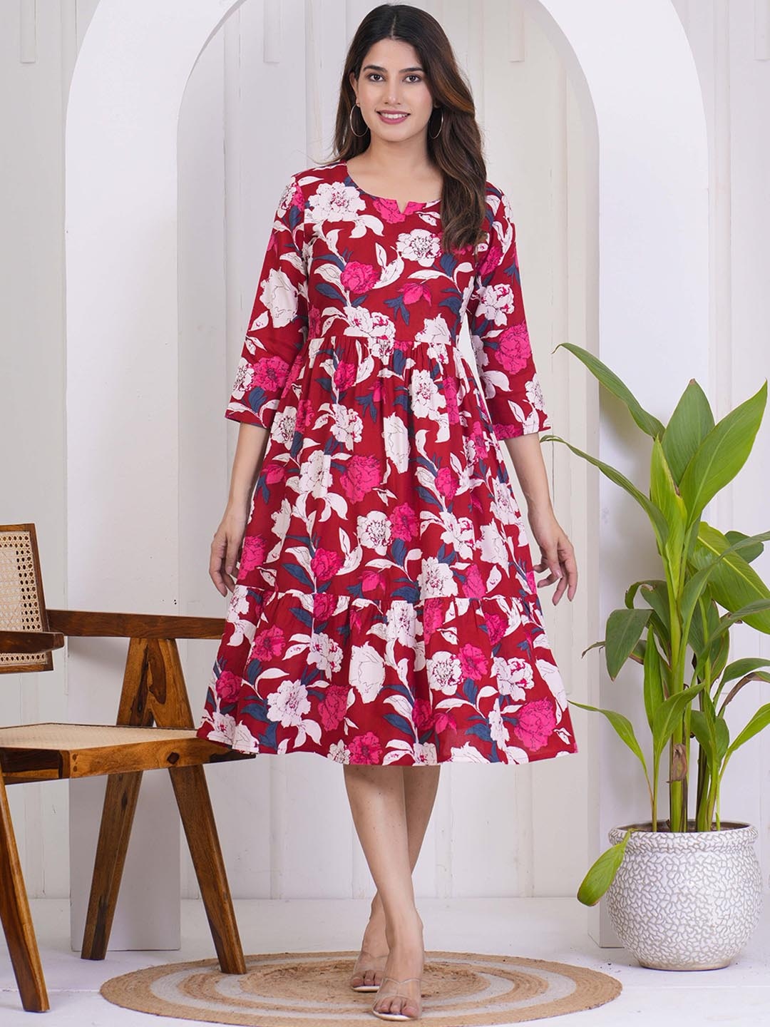 

Kamayra Women Printed Thread Work Kurta, Red