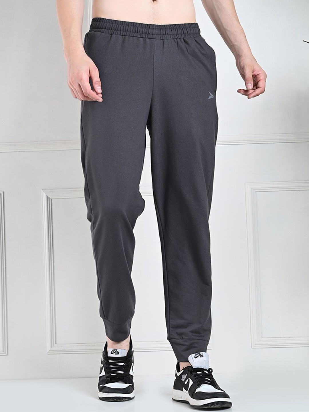 

FITINC Men Relaxed Fit Mid Rise Joggers, Charcoal