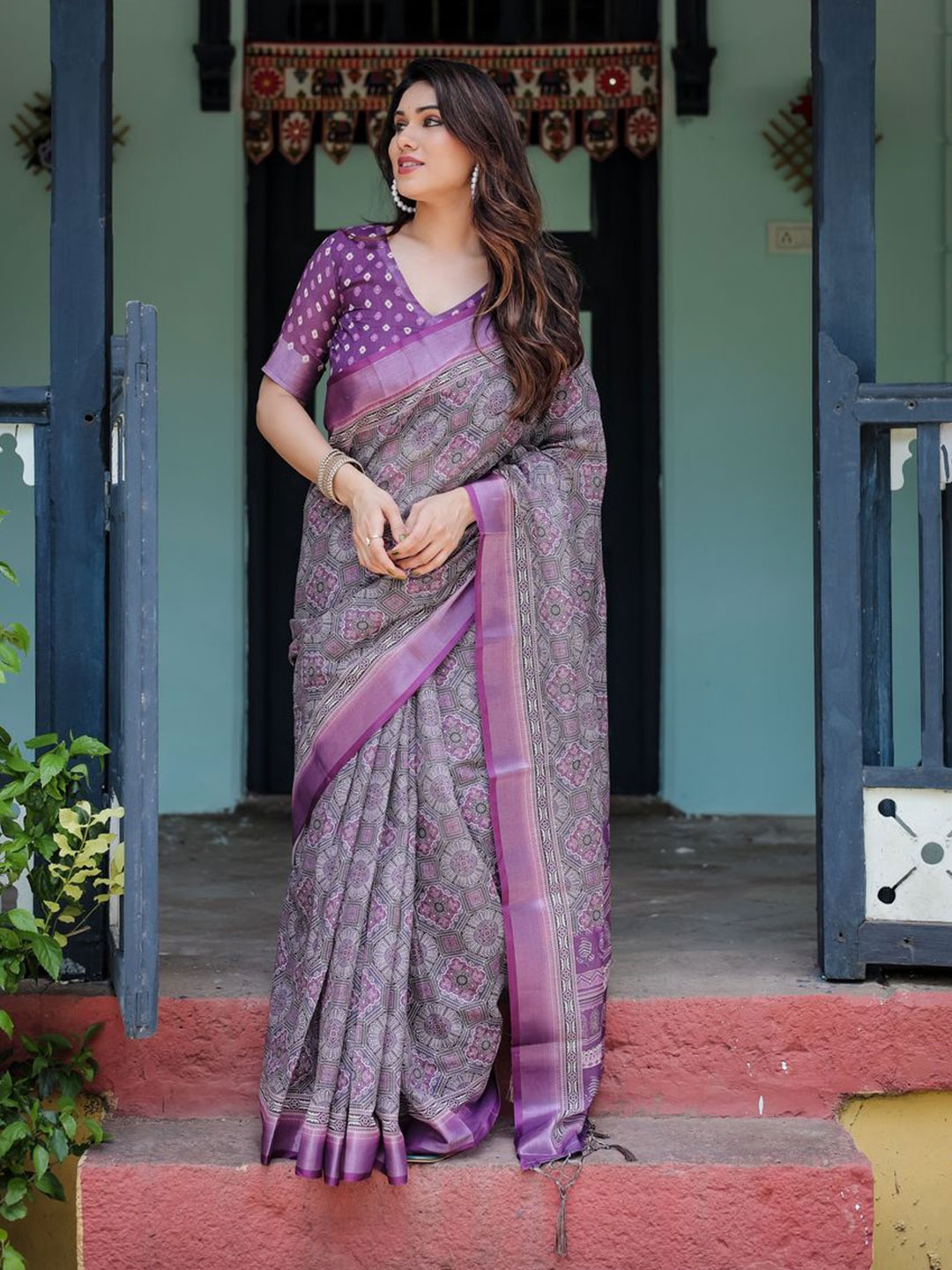 

VEERAX Printed Pure Linen Designer Saree, Grey