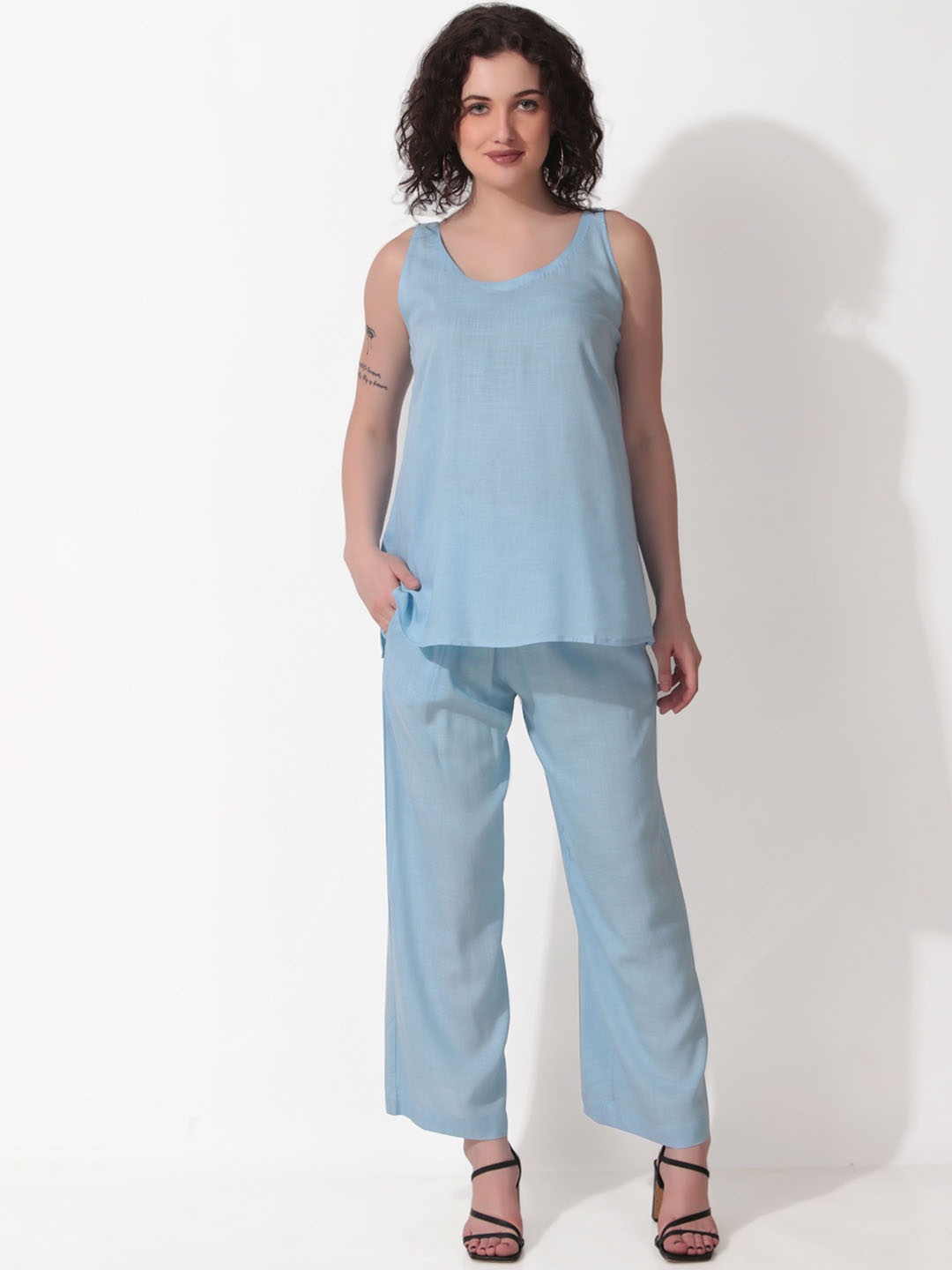 

Seryeon Round Neck Sleeveless Top With Trousers, Blue