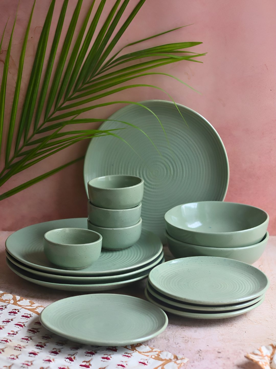 

WEAVING HOMES Green 14 Pieces Ceramic Dishwasher and Microwave Safe Dinner Set