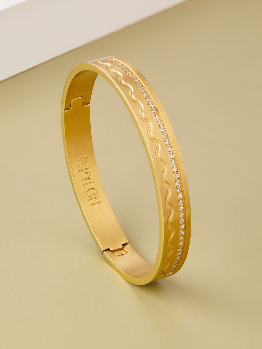 

PYLON Men American Diamond Kada Bracelet, Gold