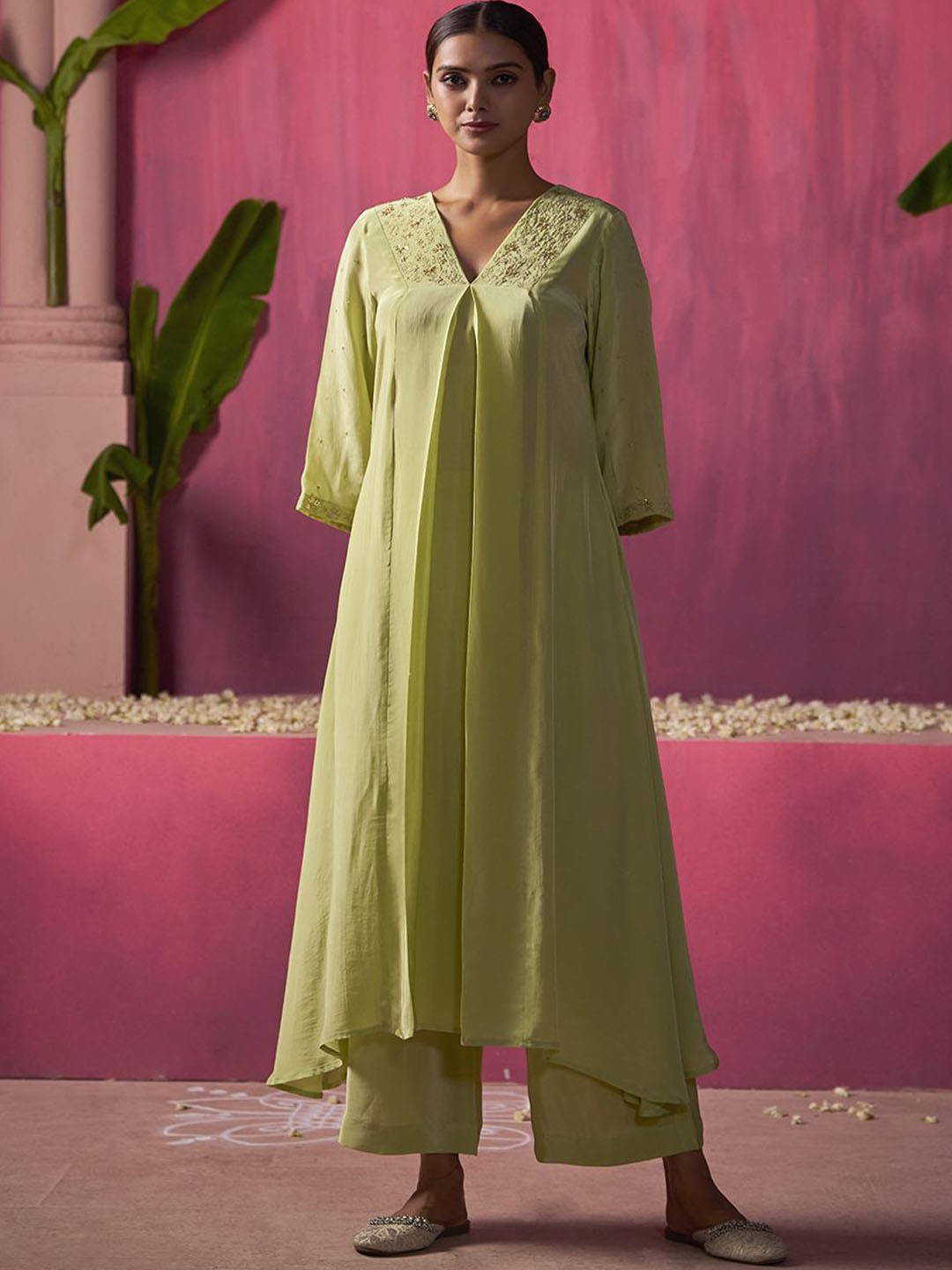 

SUKRUTI DESIGN Women Floral Embroidered Regular Zardozi Silk Crepe Kurta with Trousers, Green