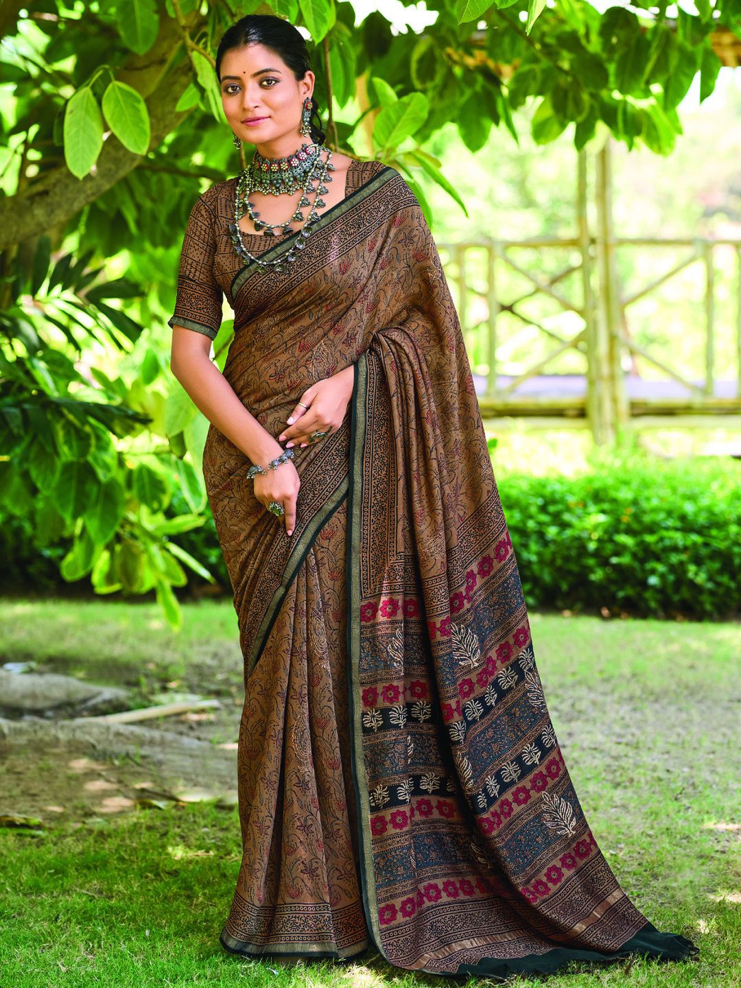 

Panzora Embellished Saree, Brown