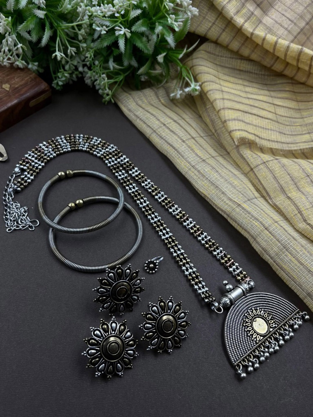 

NAMAN ARTS Thread Double Dot Silver Plated Oxidised Jewellery Set