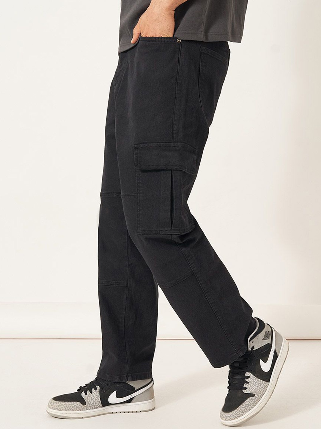 

Styli Men Solid Mid-Rise Loose Fit Utility Cargo Jeans, Black