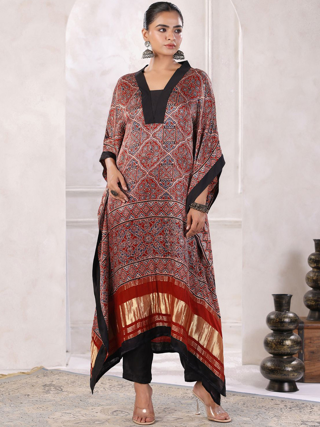 

Geroo Luxe Floral Printed Regular Kaftan Kurta with Palazzos, Maroon
