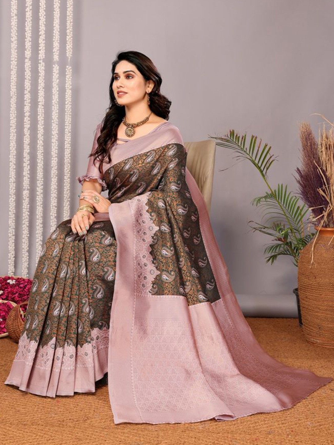 

RASVRITI Woven Design Zari Banarasi Saree, Green