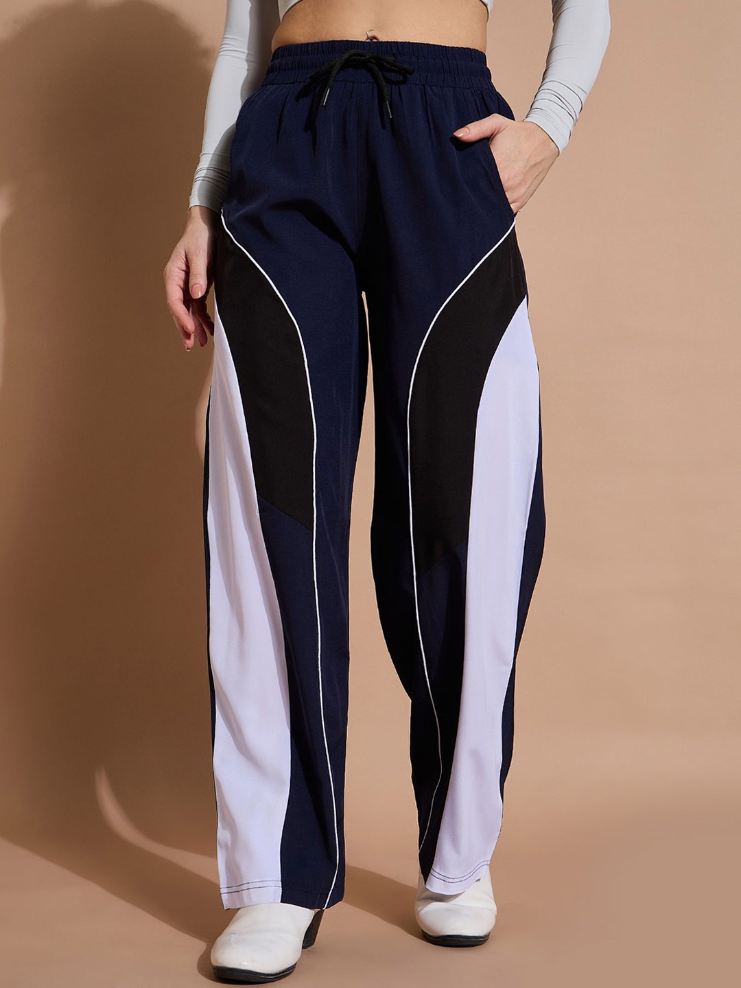 

The Roadster Lifestyle Co Women Loose Fit Super Light Parachute Trousers, Navy blue