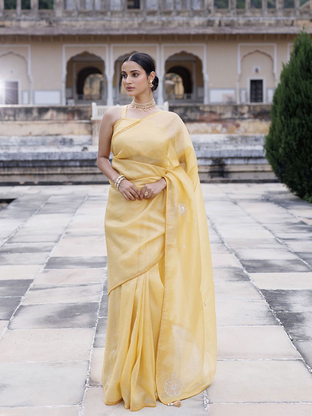 

Geroo Luxe Embellished Crinkle Tissue Banarasi Saree, Yellow