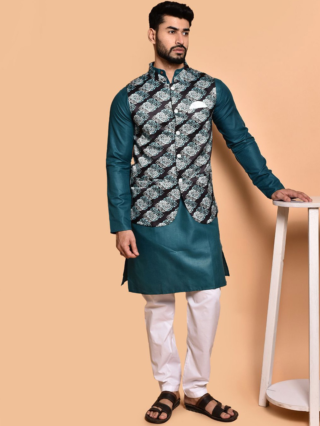 

PRINTINDIA Mandarin Collar Pure Silk Kurta with Trouser & Jacket, Green